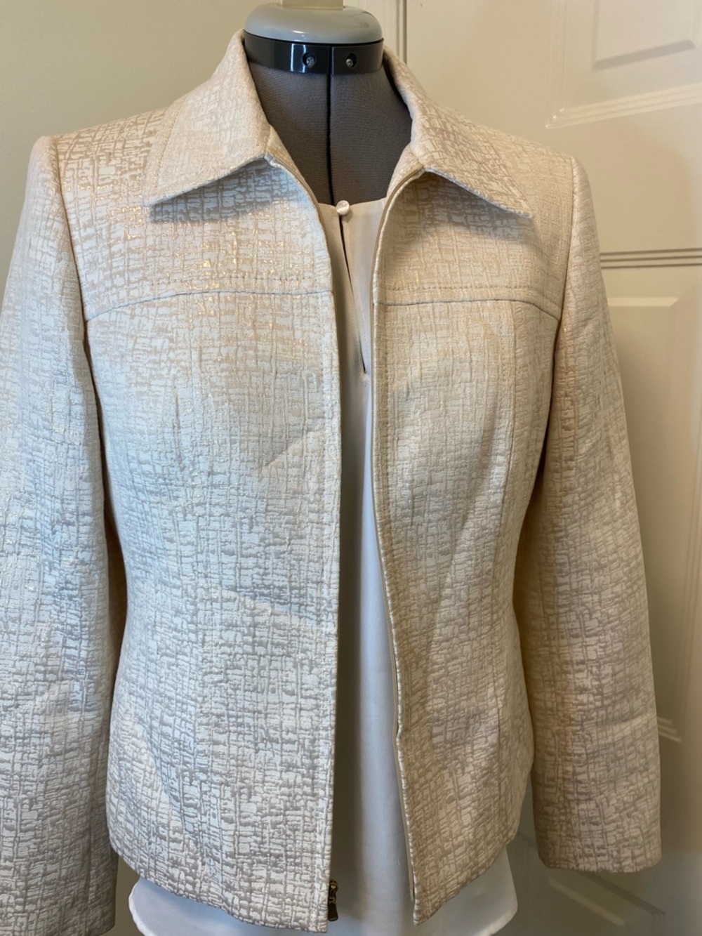 Kasper Cream & Gold Textured Zip-Front Geometric pattern Women’s Blazer size 8